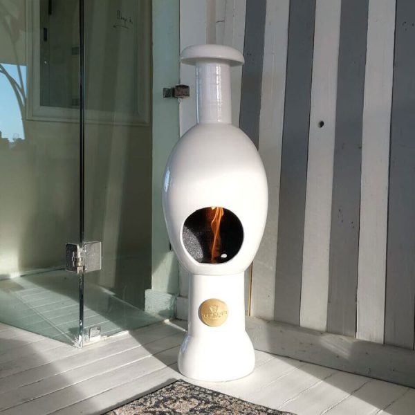 Caminetto a bioetanolo da pavimento modello EGG Eco Fireplaces in ceramica e acciaio inox bianco Trona Greenterest