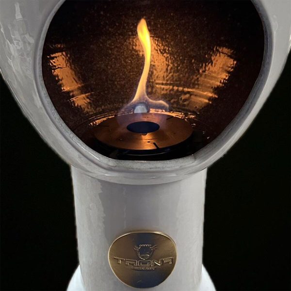 Caminetto a bioetanolo da pavimento modello EGG Eco Fireplaces in ceramica e acciaio inox bianco Trona Greenterest