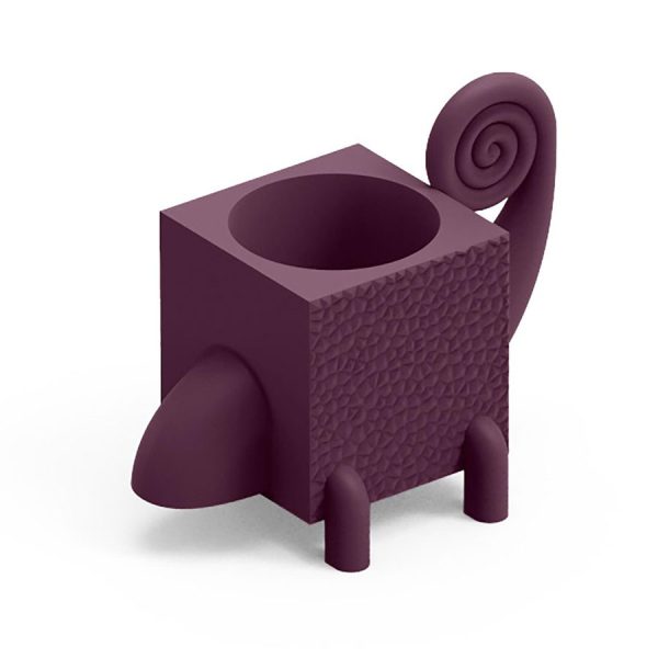Portaoggetti o portavaso di colore ametista. Cama oggetto di design in polietilene realizzato da Lyxo simile a un camaleonte.