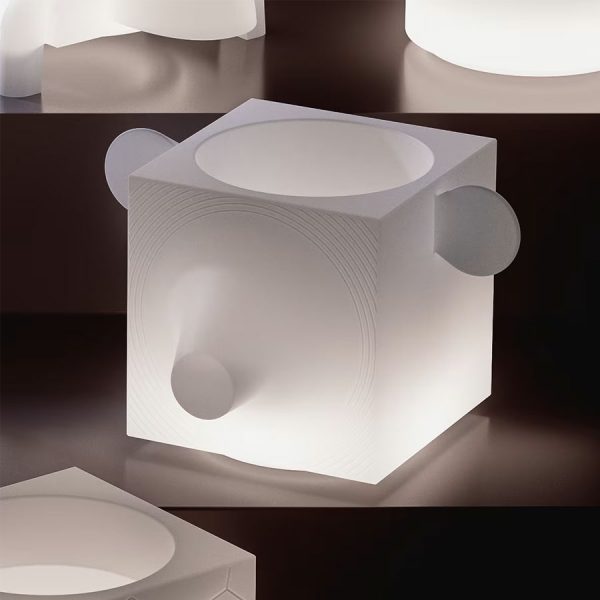 Portaoggetti o portavaso luminoso. Capo oggetto di design in polietilene realizzato da Lyxo simile a un orso.