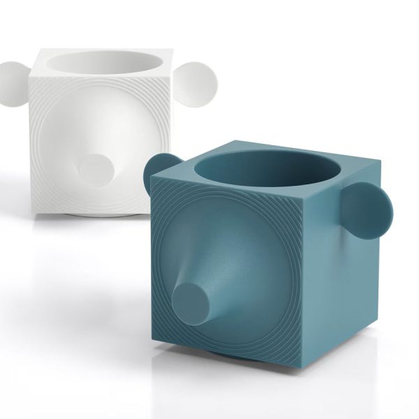 Portaoggetti o portavaso color perla e zaffiro. Capo oggetto di design in polietilene realizzato da Lyxo simile a un orso.