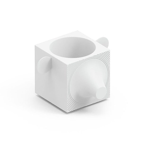 Portaoggetti o portavaso color perla. Capo oggetto di design in polietilene realizzato da Lyxo simile a un orso.