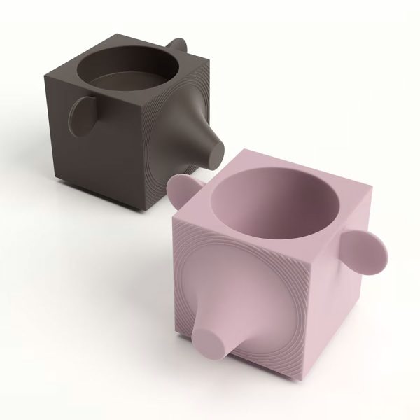 Portaoggetti o portavaso color topazio e quarzo . Capo oggetto di design in polietilene realizzato da Lyxo simile a un orso.