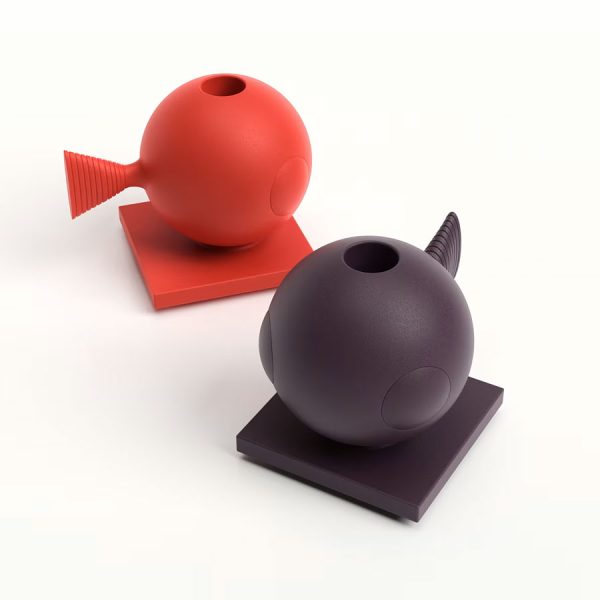 Portaoggetti o portavaso color corallo e ametista. Fugu oggetto di design in polietilene realizzato da Lyxo simile a un orso.
