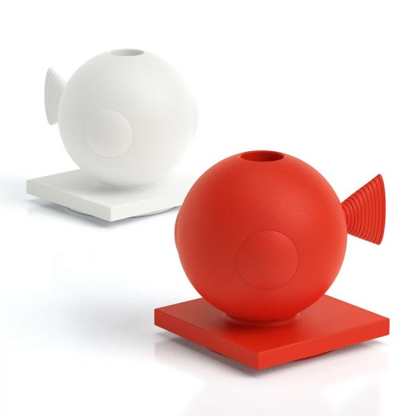 Portaoggetti o portavaso color corallo e perla. Fugu oggetto di design in polietilene realizzato da Lyxo simile a un orso.