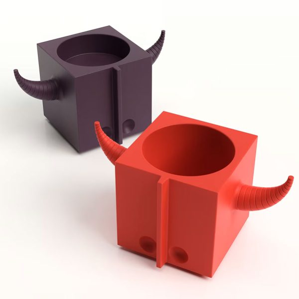 Portaoggetti o portavaso color ametista e corallo. Orot oggetto di design in polietilene realizzato da Lyxo, simile a un toro.