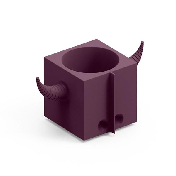 Portaoggetti o portavaso color ametista. Orot oggetto di design in polietilene realizzato da Lyxo, simile a un toro.