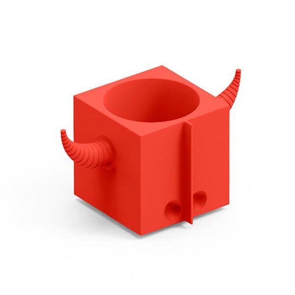 Portaoggetti o portavaso color corallo. Orot oggetto di design in polietilene realizzato da Lyxo, simile a un toro.