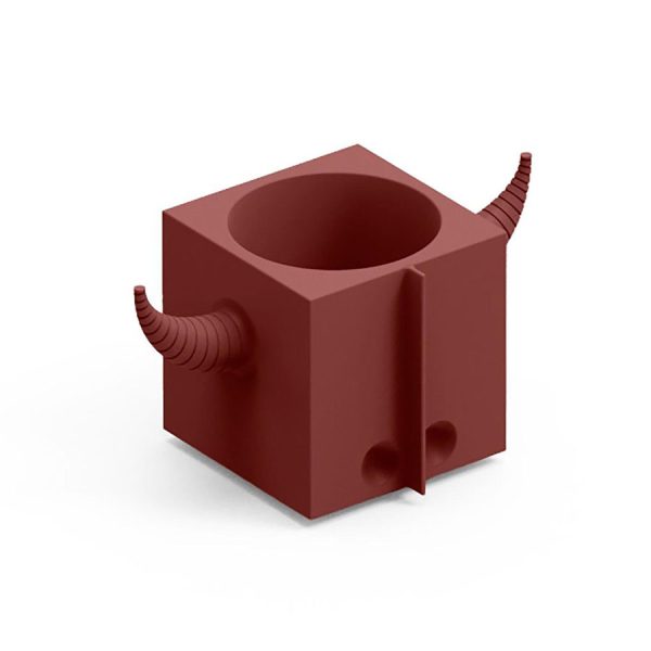 Portaoggetti o portavaso color granata. Orot oggetto di design in polietilene realizzato da Lyxo, simile a un toro.