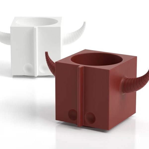 Portaoggetti o portavaso color perla e granata. Orot oggetto di design in polietilene realizzato da Lyxo, simile a un toro.