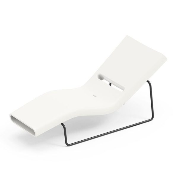 Lettino prendisole per uso in acqua Esse, telaio nero, color perla, in polietilene, realizzato da Lyxo Greenterest